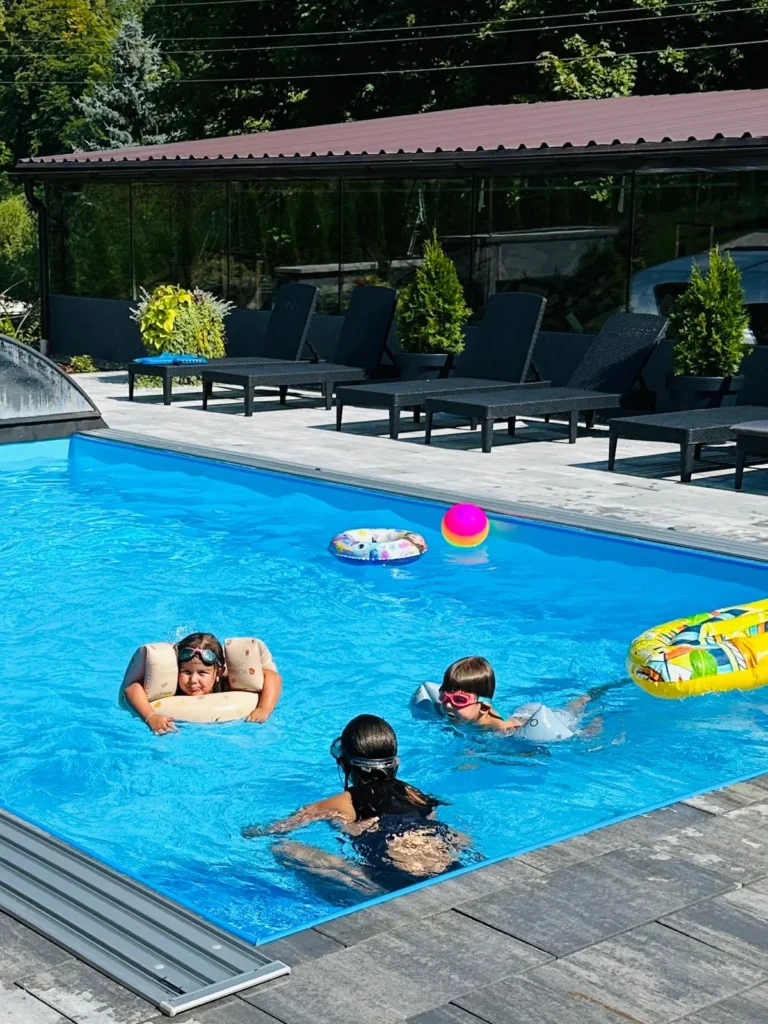 Dzieci podczas zabawy na basenie w górach