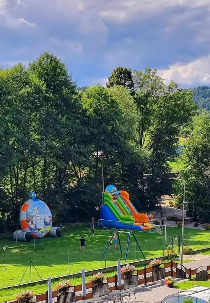 Atrakcje dla dzieci na terenie apartamentów do wynajęcia w Konradowie (4) opt